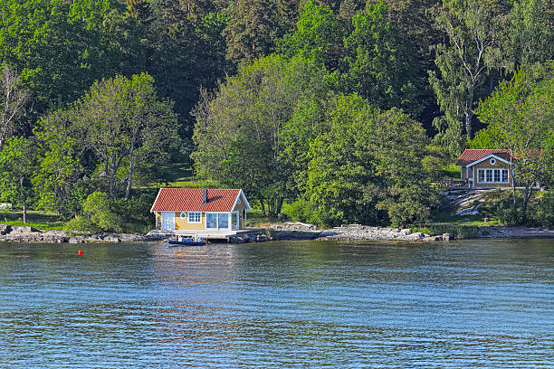 istock Wooden cabin on rocky shore 514055594