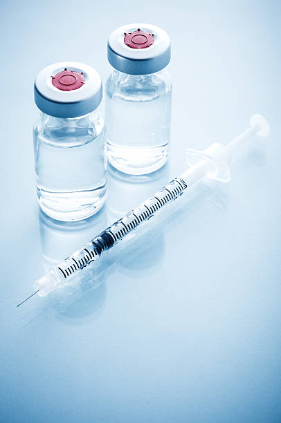 frasco para injectáveis e a seringa - insulin vial diabetes syringe imagens e fotografias de stock