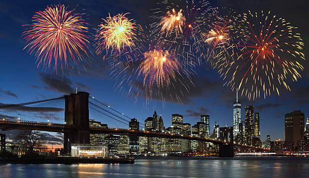 fogos de artifício sobre nova iorque. - manhattan new york city skyline east river imagens e fotografias de stock