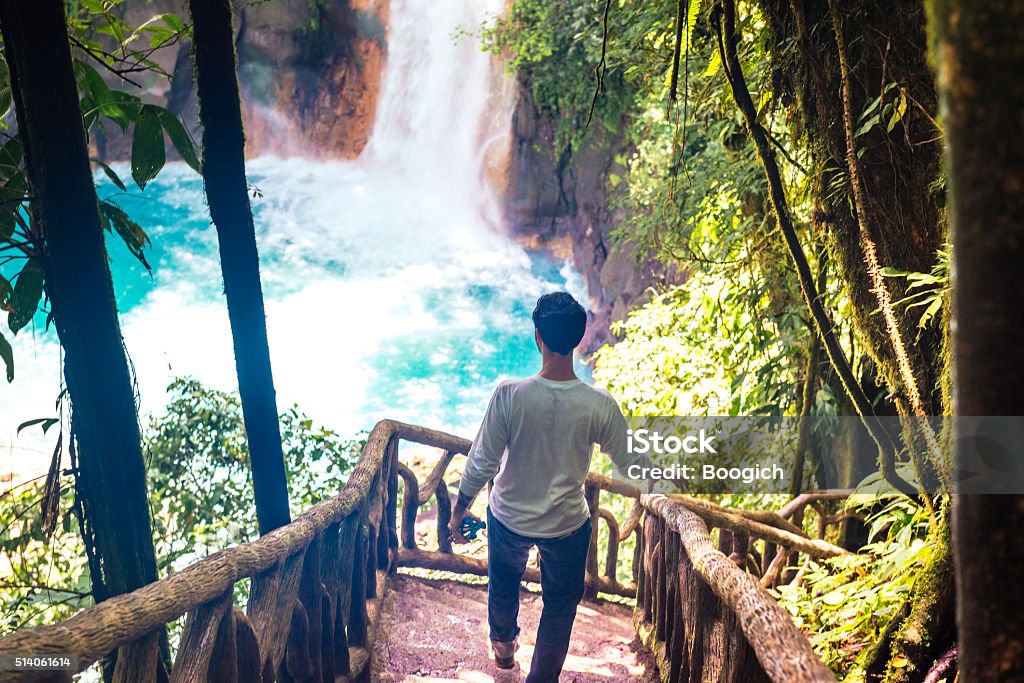 Cubano hombre viajando en Costa Rica-Caminatas cascada río celesta - Foto de stock de Costa Rica libre de derechos