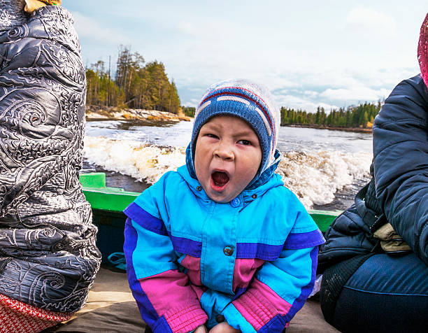 chico en un pequeño barco en el río en siberia occidental - pokachi fotografías e imágenes de stock