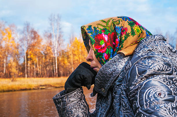 mujer de edad avanzada en un barco sobre el río en siberia occidental. - pokachi fotografías e imágenes de stock