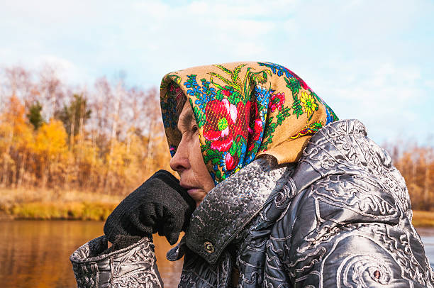 高齢者の女性、川でボートに西洋シベリアます。 - pokachi ストックフォトと画像