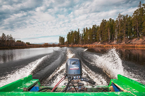 barco a motor no rio em oeste sibéria. - pokachi - fotografias e filmes do acervo