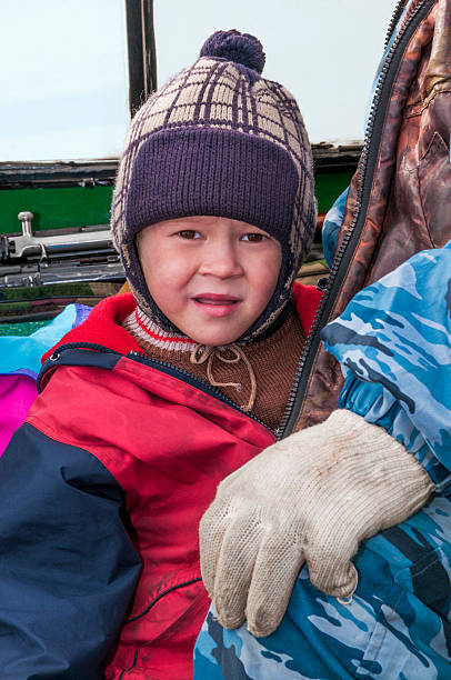 小さな男の子に、ボートでの川の西洋シベリア - pokachi ストックフォトと画像