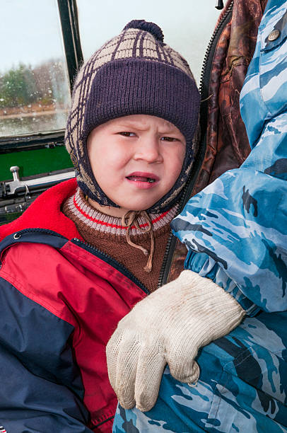 chico en un pequeño barco en el río en siberia occidental - pokachi fotografías e imágenes de stock