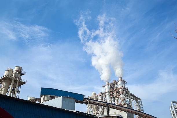 industrial rauch der kamin auf blue sky - stovepipe hat stock-fotos und bilder