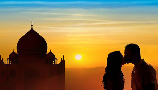 retroiluminado carinhoso casal em lua de mel na índia - new seven wonders of the world imagens e fotografias de stock