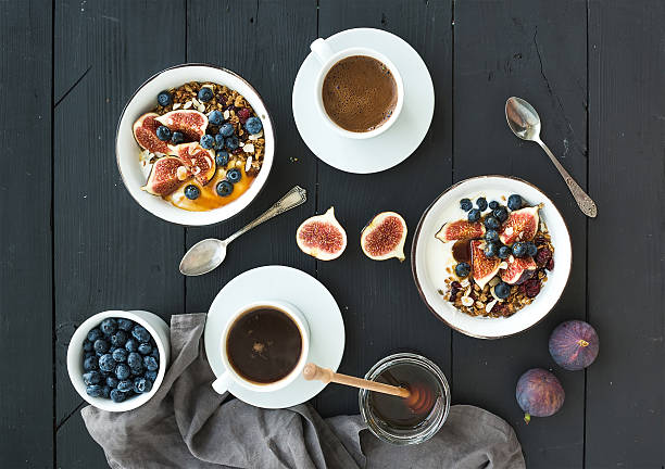 set sana prima colazione. ciotola di avena muesli con yogurt, fresco - honey caramel syrup fruit foto e immagini stock