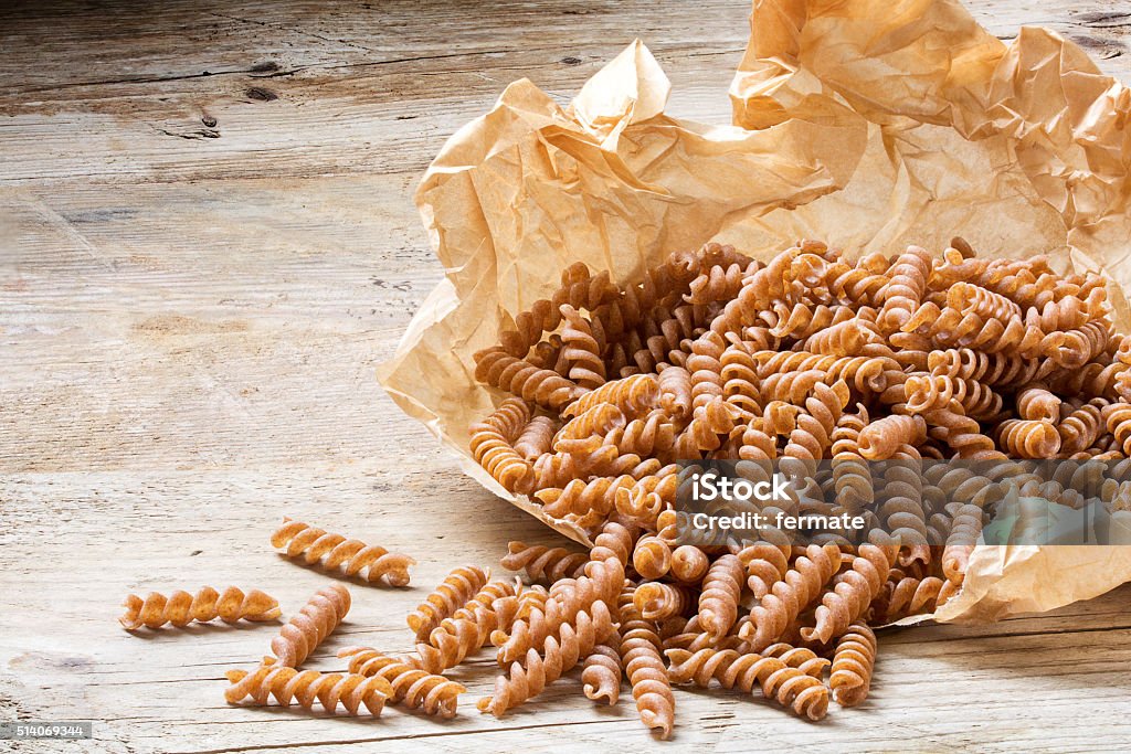 Tirabuzones orgánicos integral pasta de grano entero explican en papel - Foto de stock de Pasta libre de derechos