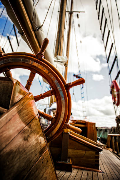 buques de rueda - helm nautical vessel sailing ship sailing fotografías e imágenes de stock