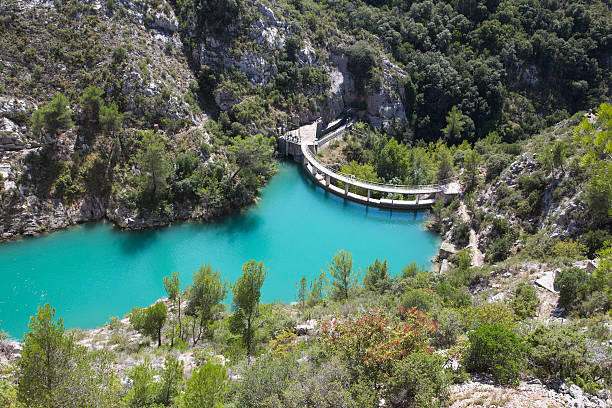 dam wand in bimont park, provence, frankreich - waterdam stock-fotos und bilder