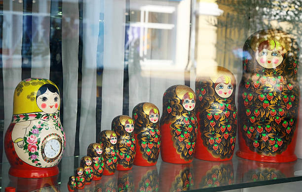 molte famose bambole matrioska russa tradizionale - russian nesting doll babushka matroshka art foto e immagini stock