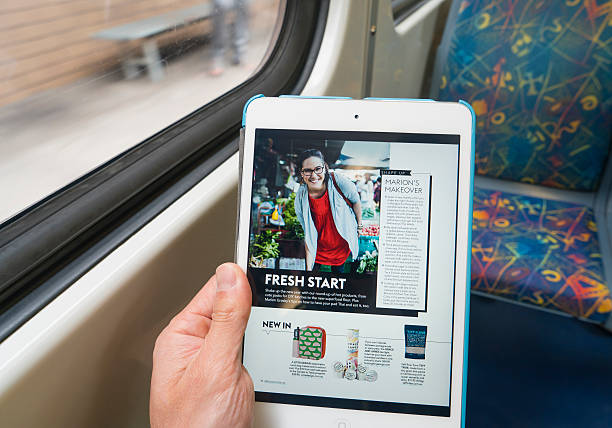 à l'aide d'ipad sur les transports en train - ipad apple computers digital tablet editorial photos et images de collection