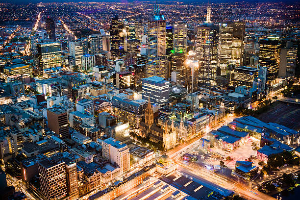 vista aérea da cidade de melbourne, na austrália e no centro da cidade à noite - australia office building melbourne skyline - fotografias e filmes do acervo