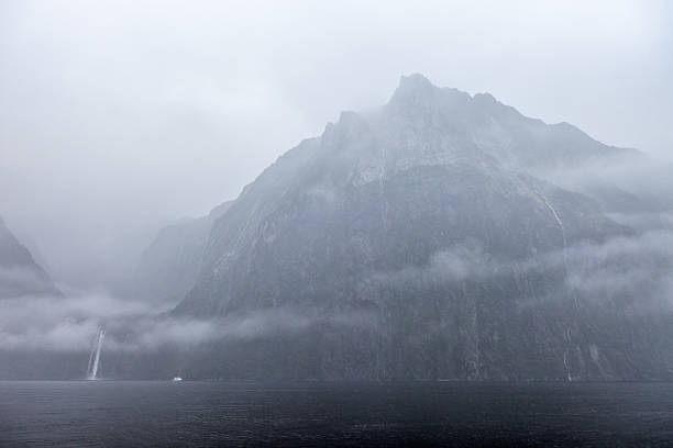 rainny dia, milfordsound e com nevoeiroweather forecast - flowing nature new zealand uncultivated imagens e fotografias de stock