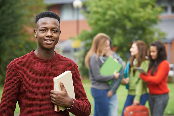 retrato de estudiante grupo fuera de college building - high school student group of people smiling african ethnicity fotografías e imágenes de stock