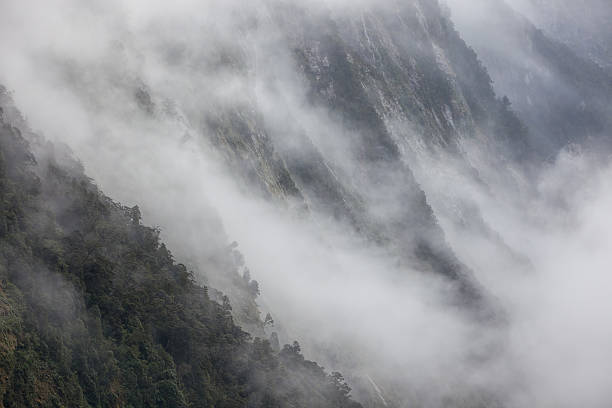 montanha com nevoeiroweather forecast - flowing nature new zealand uncultivated imagens e fotografias de stock