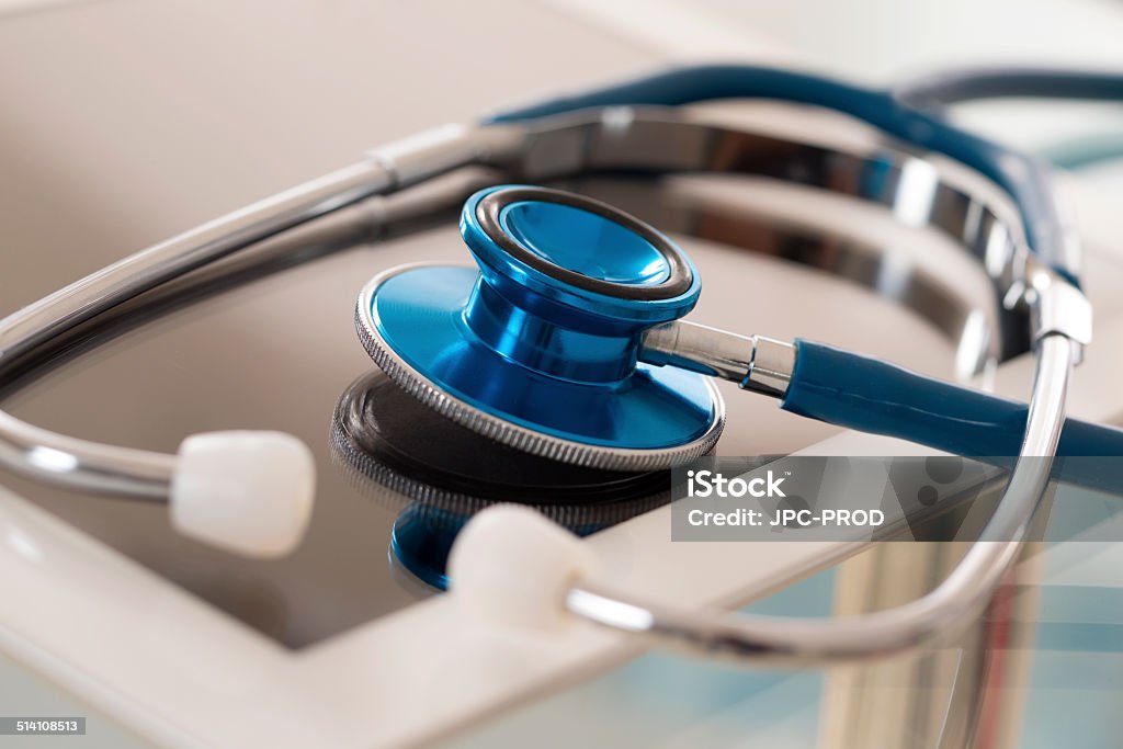 Arzt Arbeitsplatz mit digitalen tablet und Stethoskop - Lizenzfrei Stethoskop Stock-Foto