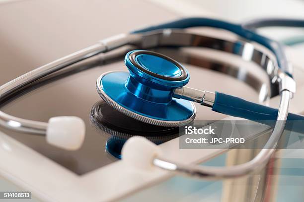 Arzt Arbeitsplatz Mit Digitalen Tablet Und Stethoskop Stockfoto und mehr Bilder von Stethoskop