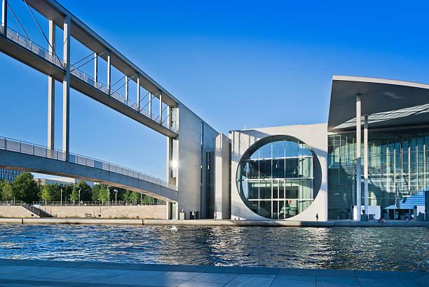 berlin bâtiments du parlement de l'autre côté de la rivière spree - chancellery photos et images de collection