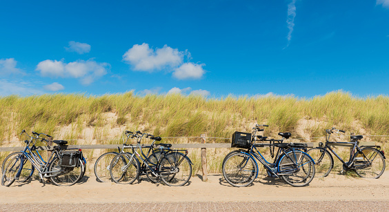 Bicicletas en la playa photo