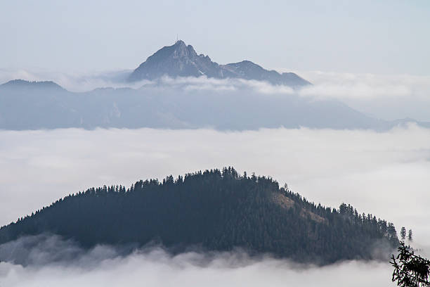�осенний туман в лайтцах долина - inversion layer стоковые фото и изображения