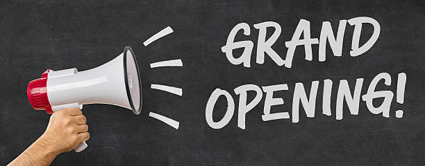 istock Man holding a megaphone - Grand opening 514117662