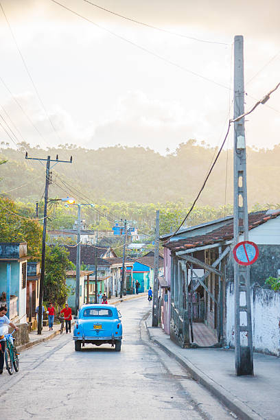 baracoa street, de cuba - baracoa photos et images de collection