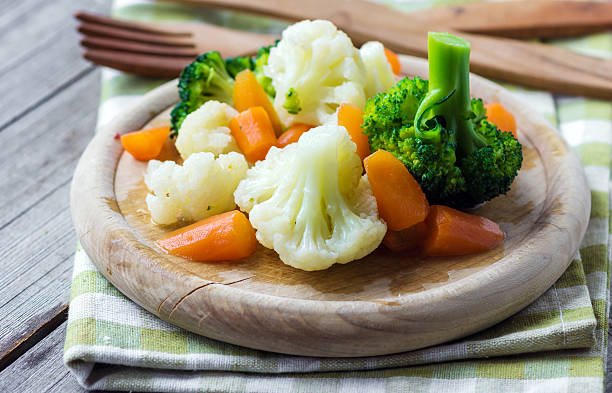 verdure al vapore primo piano - cauliflower foto e immagini stock
