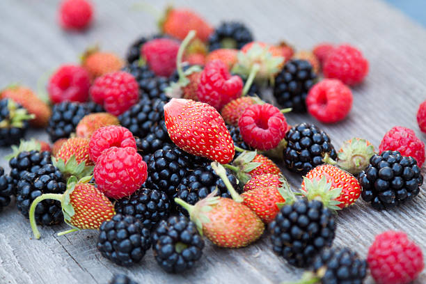 gemischte beeren - raspberry table wood autumn stock-fotos und bilder