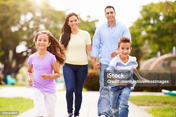 Hispanische Familie Walking Im Park Zusammen Stockfoto und mehr Bilder von Familie - Familie, Gehen, Parkanlage