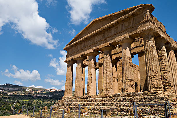 agrigento's valley of the temples - column italy italian culture greece zdjęcia i obrazy z banku zdjęć