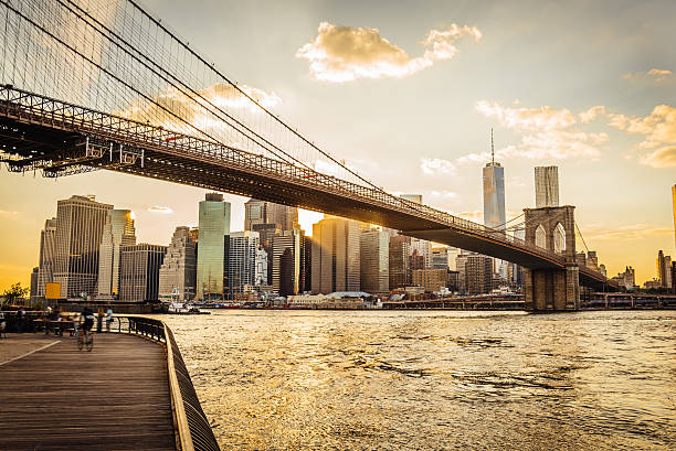 日没時のブルックリン橋とマンハッタン - brooklyn bridge new york city brooklyn bridge ストックフォトと画像