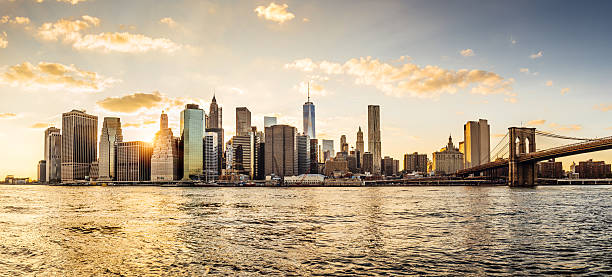 panorama de manhattan au coucher du soleil - new york city panoramic statue of liberty skyline photos et images de collection