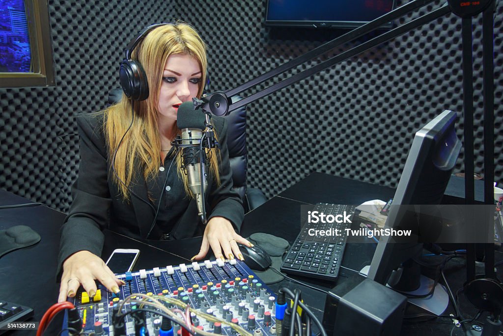 Belle femme dans un Studio d'enregistrement audio Media - Photo de Bruit libre de droits