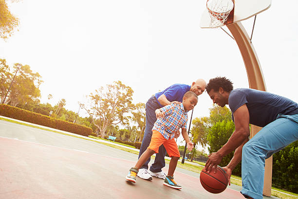 dziadek z syna i wnuk, gra koszykówka - basketball playing ball african descent zdjęcia i obrazy z banku zdjęć