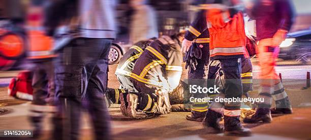 Ambulancia En El Foto de stock y más banco de imágenes de Ambulancia - Ambulancia, Accidente de automóvil, Servicios de urgencias y rescate