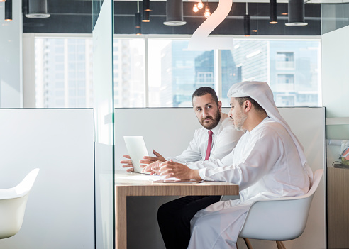 Dos hombres de negocios árabe en oficina independiente, Dubai, Emiratos Árabes Unidos photo