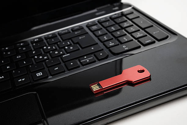 rosso su nero tastiera chiave usb - red laptop usb flash drive computer key foto e immagini stock