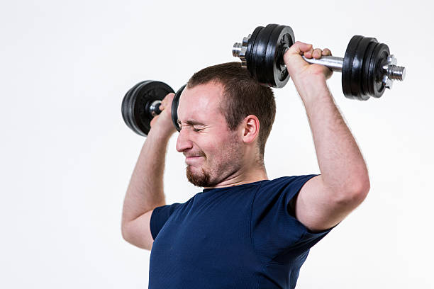 close-up de jovem homem levantando pesos - abdominal muscle muscular build barbell bicep - fotografias e filmes do acervo