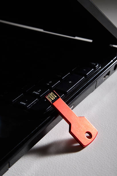 rosso su nero tastiera chiave usb - red laptop usb flash drive computer key foto e immagini stock