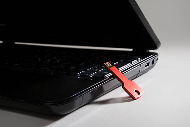 rot usb-schlüssel auf schwarz tastatur - input device usb cable sharing symbol stock-fotos und bilder