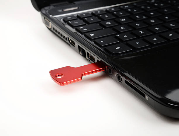 rouges sur noir clavier clé usb - input device usb cable sharing symbol photos et images de collection