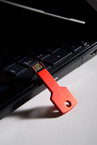 rot usb-schlüssel auf schwarz tastatur - input device usb cable sharing symbol stock-fotos und bilder