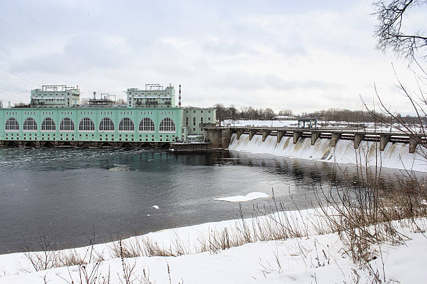 волхов гидроэлектростанция в зимний период. - flowing river water dam стоковые фото и изображения