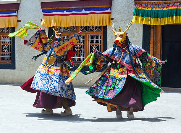 cham-tanz in lamayuru gompa in ladakh, indien norden - cham mask stock-fotos und bilder