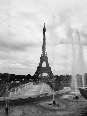 This image showes the Eiffel Tower behind the water of fountains.