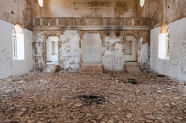 danificado igreja cristã em quneitra, síria - qunaitira - fotografias e filmes do acervo