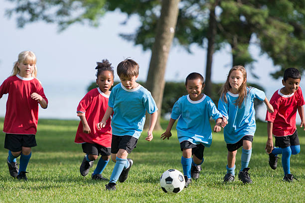 小さな男の子キックサッカーボール、 - 子供サッカー ストックフォトと画像